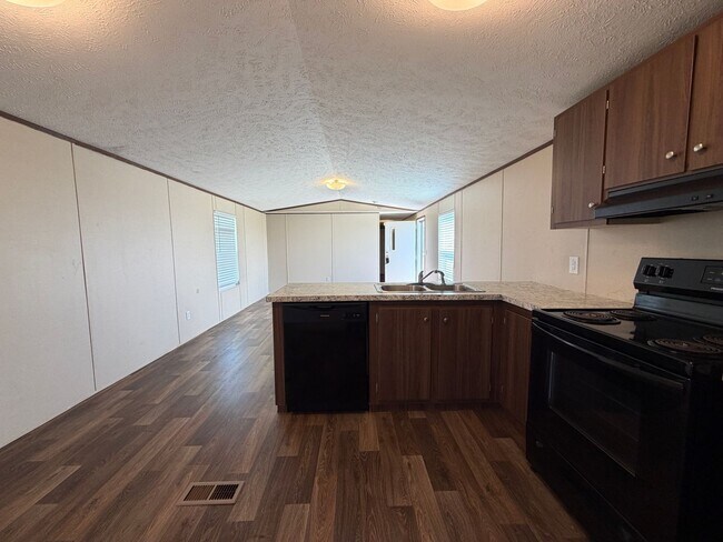 Building Photo - Spacious Mobile Home-large yard