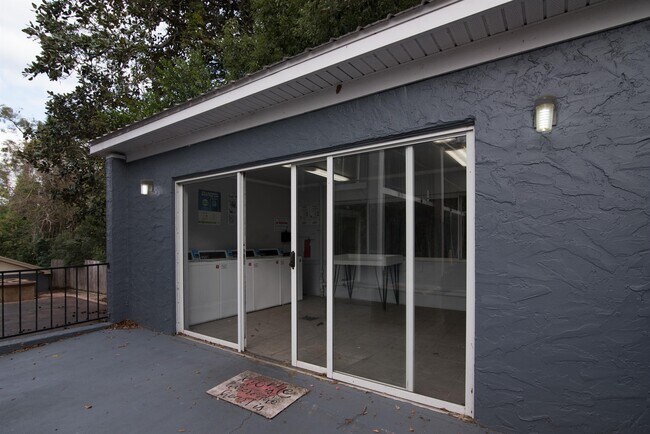 Building Photo - 830 E Park Ave