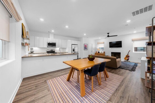 Building Photo - 5924 S Congress Ave