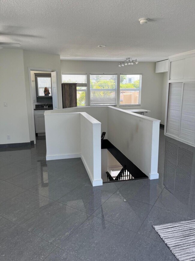 Building Photo - 301 Central Dr