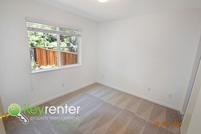 Building Photo - Charming 3 bed 2 bath home with spacious b...