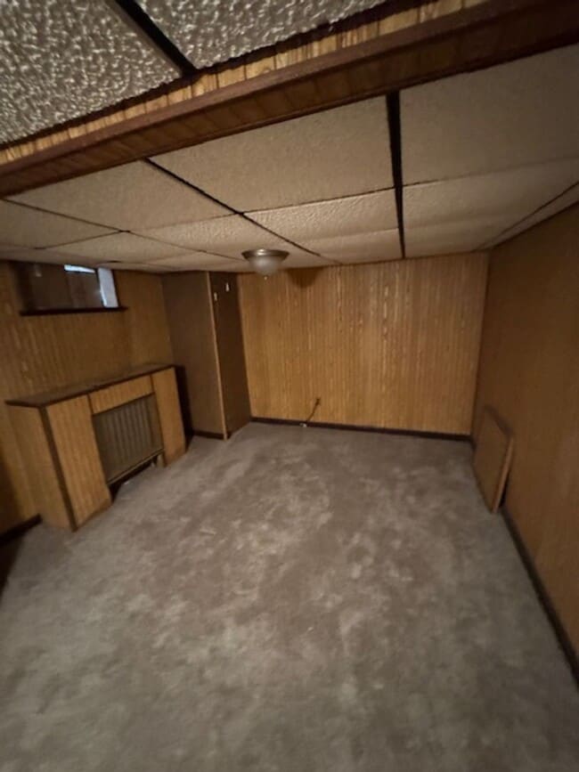 Building Photo - 3BED 2BATH FINISHED BASEMENT $1650/MONTH!