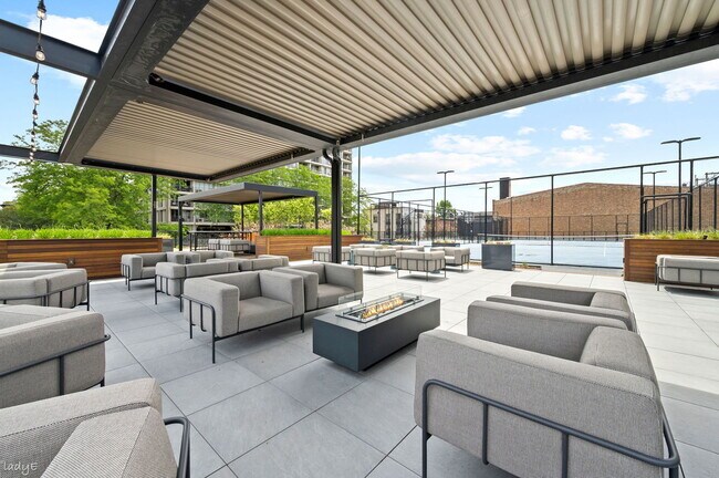 Building Photo - 2020 N Lincoln Park W