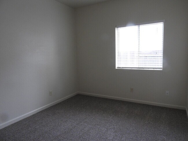 Building Photo - Cresleigh near Wild Life Preserve 3 Bedroom + Den!!