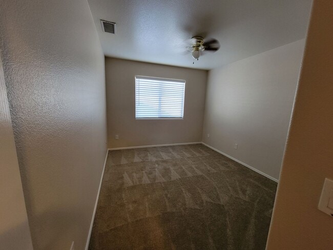 Building Photo - Updated 3 bed with 3-Garage in Bridlewood Subdivision