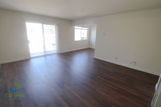Building Photo - $2,195 1 Bedroom 1 Bath Upstairs Apartment in 4 Plex
