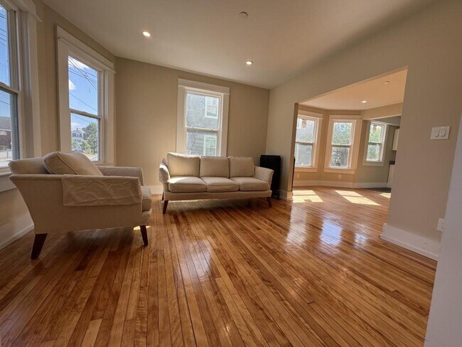 Building Photo - 14 Elm St