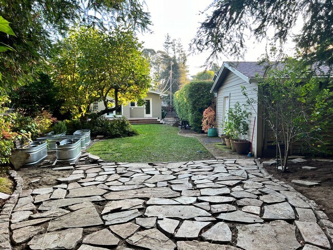 Building Photo - CHARMING TWO BED / ONE BATH HOME ONE BLOCK...