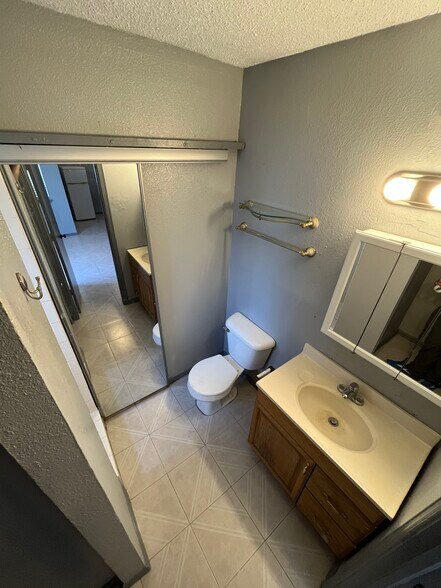 Building Photo - 609 Barcelona Dr