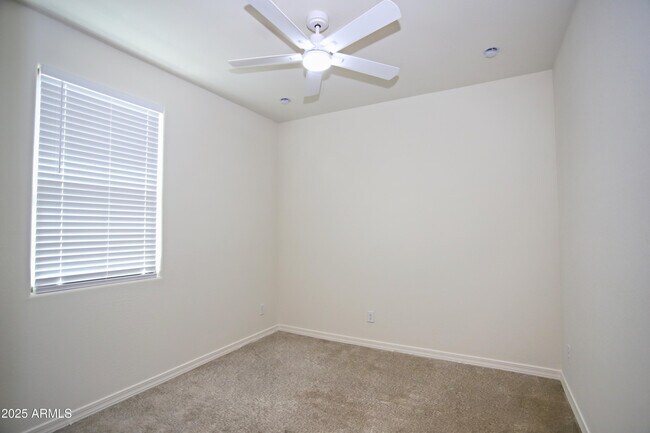Building Photo - 935 W Finch Dr