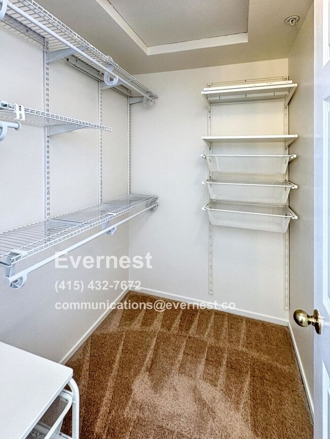 Building Photo - Lovely 2-Bedroom Townhome: Comfort and Con...