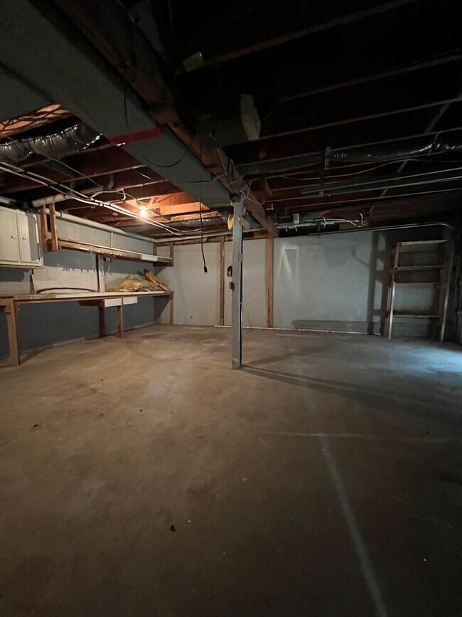Building Photo - 3 bedroom 2 bath home with bonus room in O...