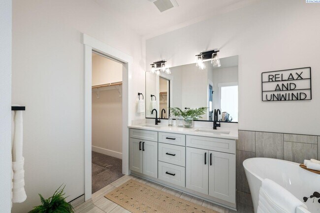 Building Photo - Generational suite w/separate entrance!