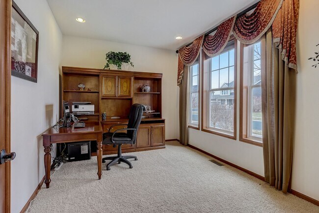Building Photo - Grand 5 bed 4.5 bath Maple Grove Home w/ 3...