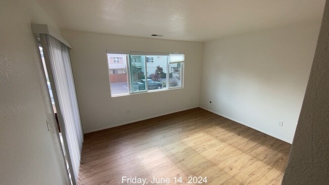 Building Photo - 2 Bed/1.5 Bath Updated Condo Near SMART/Hwy 101/Raleys Shopping Plaza/Washer-Dryer in Unit