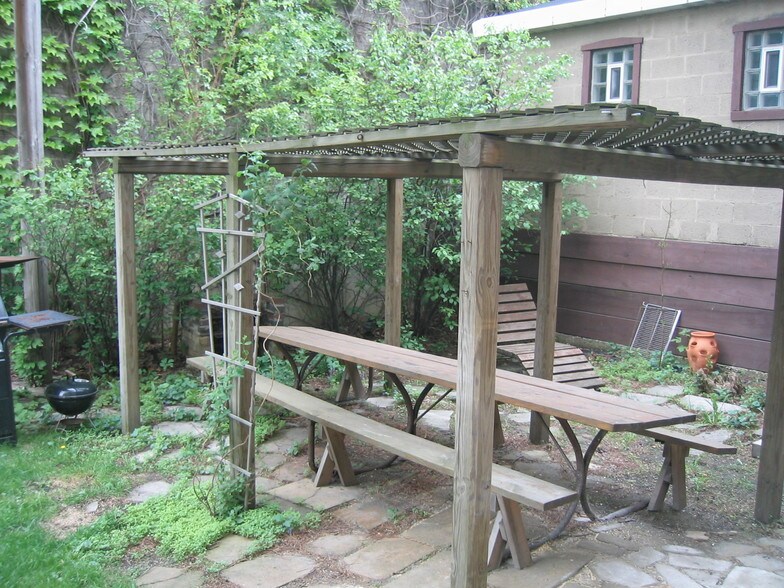 Picnic area - 1507 N Elston Ave