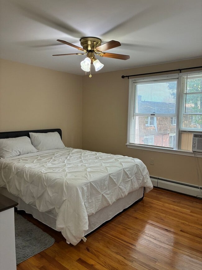 Building Photo - Wonderful 2 bedroom townhouse with heat in...