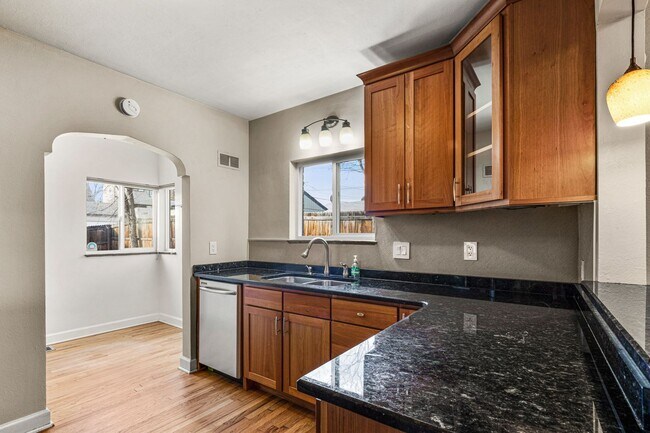 Building Photo - Charming Townhome in West Highlands!
