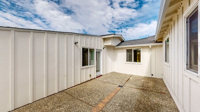 Building Photo - 2113 Dennis Ln