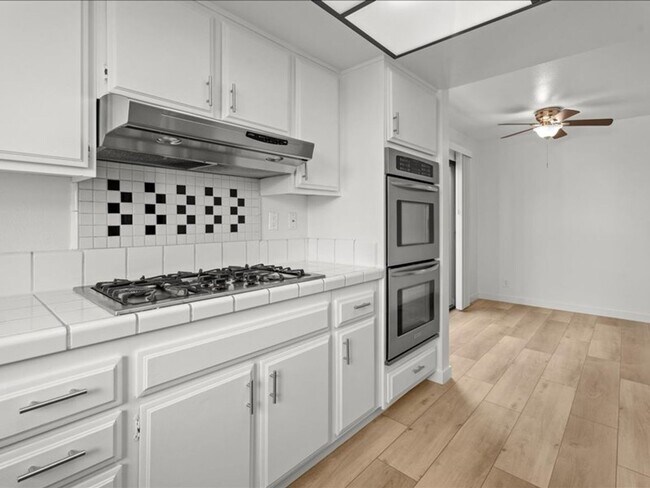 Building Photo - Spacious 3Beds+2.5Baths Townhouse With A B...