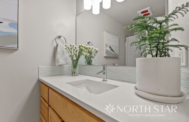 Building Photo - Modern and Spacious 3 bed/2 bath