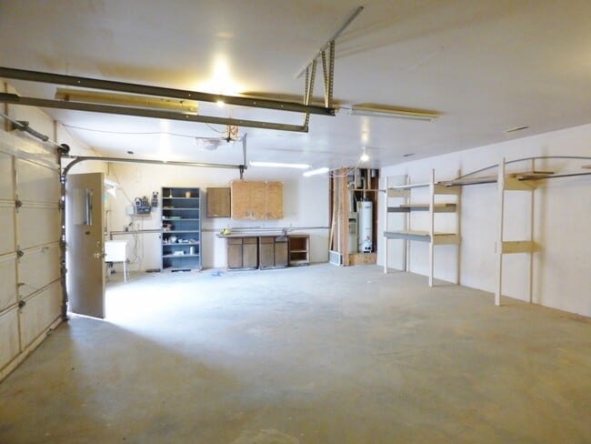 Building Photo - Remodeled 4 Bd Home with 23'x35' Heated Wo...