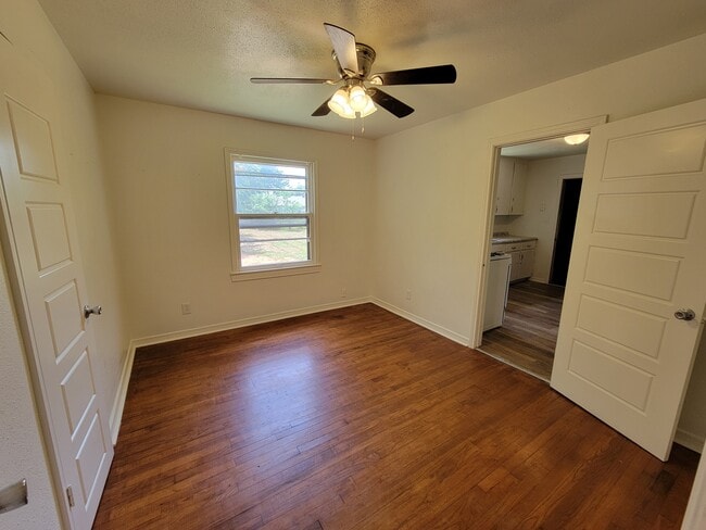 Building Photo - 1108 Hickory Ln