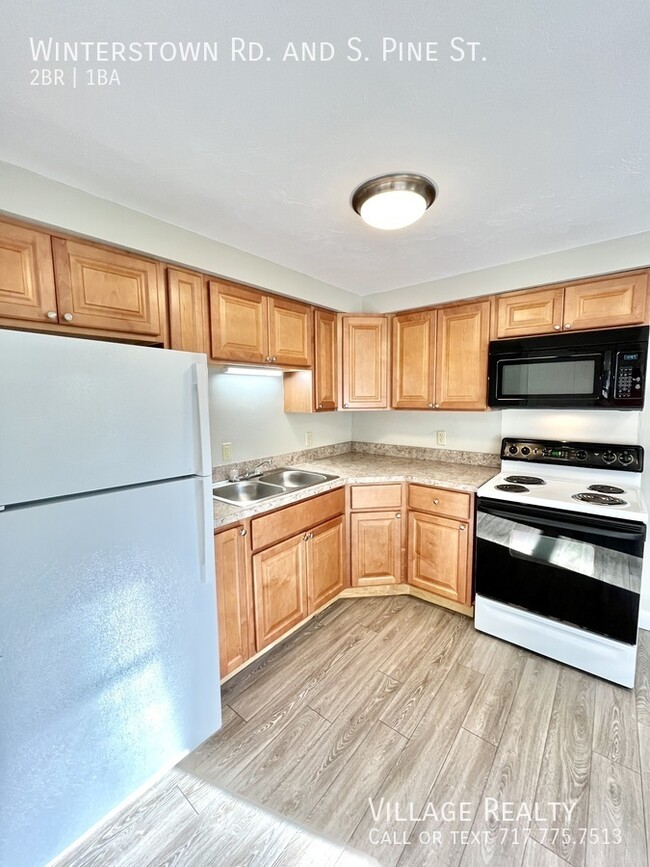 Building Photo - End Unit! New kitchen and flooring! Large ...