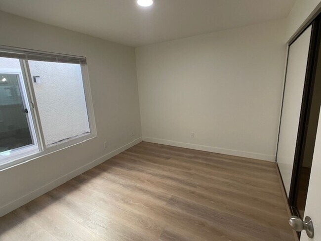 Building Photo - Thousand Oaks Totally Remodeled 3 Bed 2 Full Bath