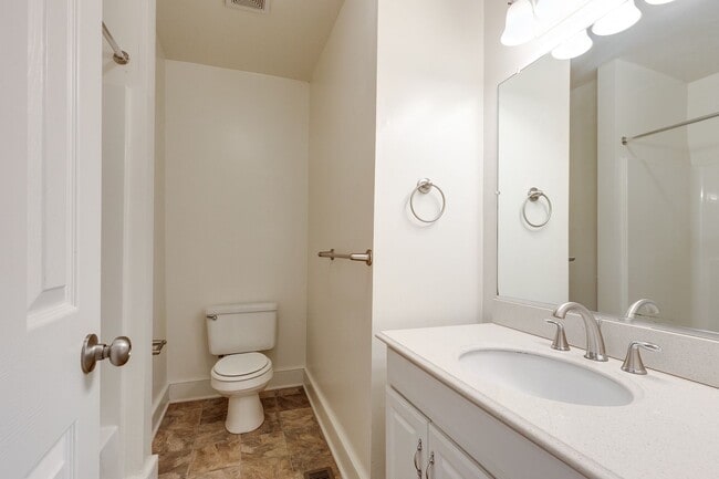 Building Photo - 1802 Parkwood Ave