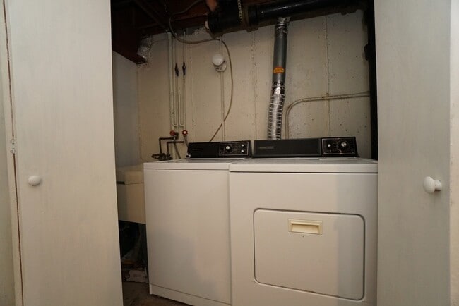 Building Photo - 737 Elder Ln