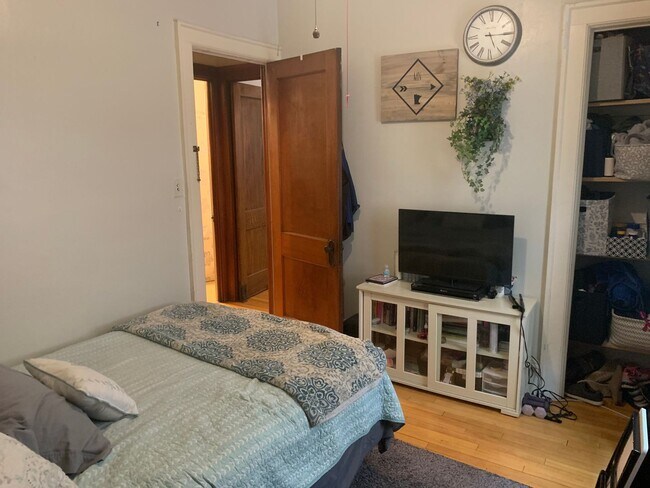 Building Photo - Lovely 2Br / 1Ba South Uptown Condo w/ Har...