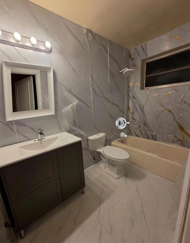 Building Photo - 2 bedroom in Miami FL 33161