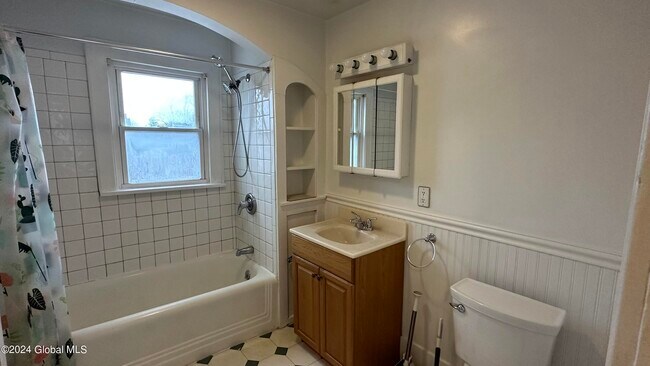 Building Photo - 46 Circular St