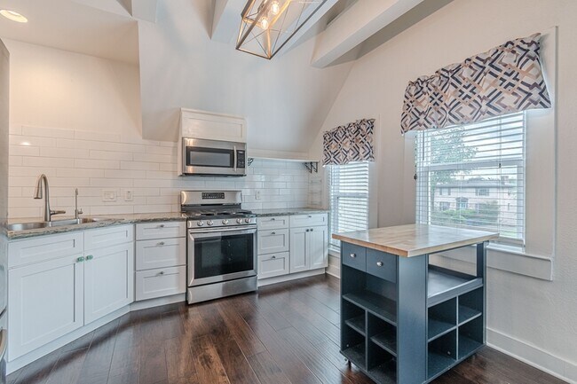 Building Photo - 311 W Mistletoe Ave