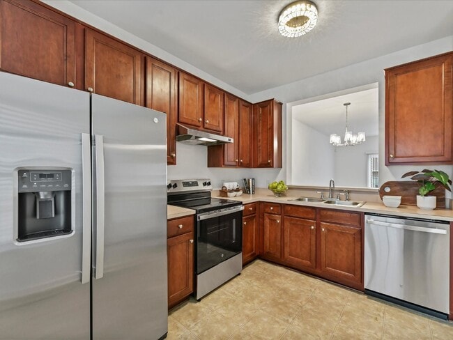 Building Photo - Spacious Townhome!