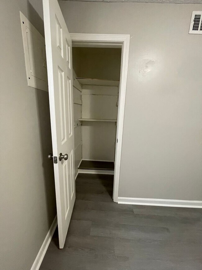 Building Photo - City Walk Apartments!