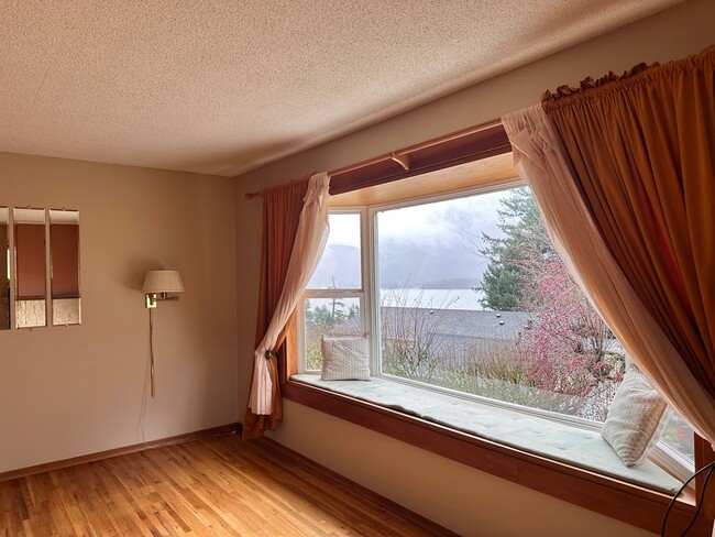 Building Photo - Charming Mid Century Home with Stunning River Views in Stevenson, WA