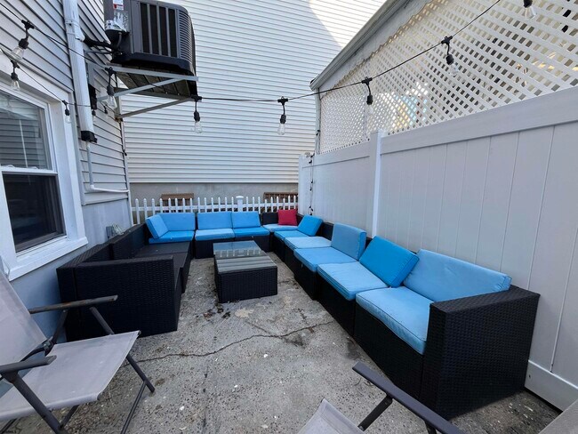 Building Photo - 105 N Windsor Ave