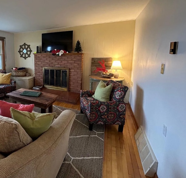 Primary Photo - 11 Milton Ln