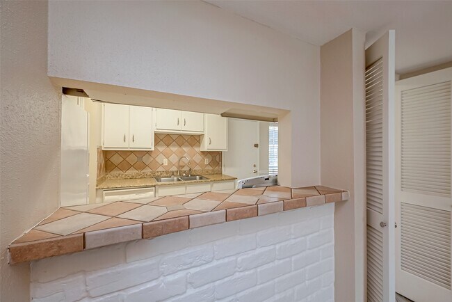 Building Photo - 6410 Del Monte Dr