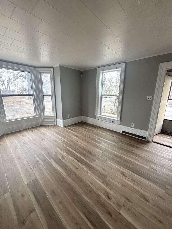Building Photo - 1 Bedroom, 1 bathroom apartment in great CF location with new flooring throughout!!