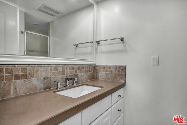 Building Photo - 320 N Maple Dr