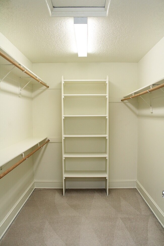 Building Photo - Spacious 4 BDR Legend & Renaissance Constr...