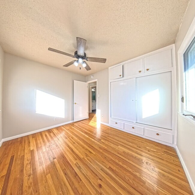 Building Photo - Spacious 3-Bedroom, 1-Bath Ranch - South Side Location