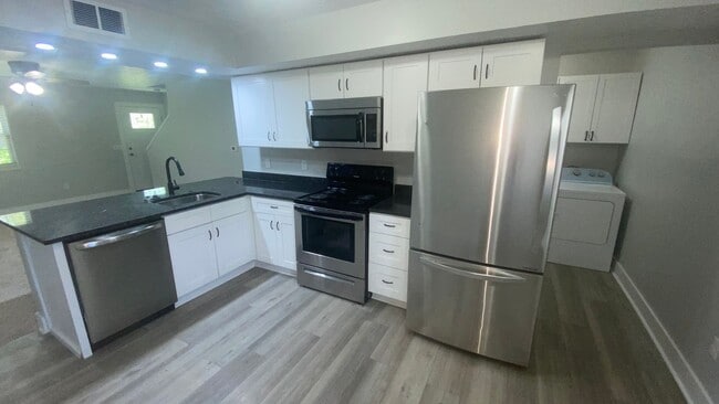 Building Photo - 3245 Summerhill Ln