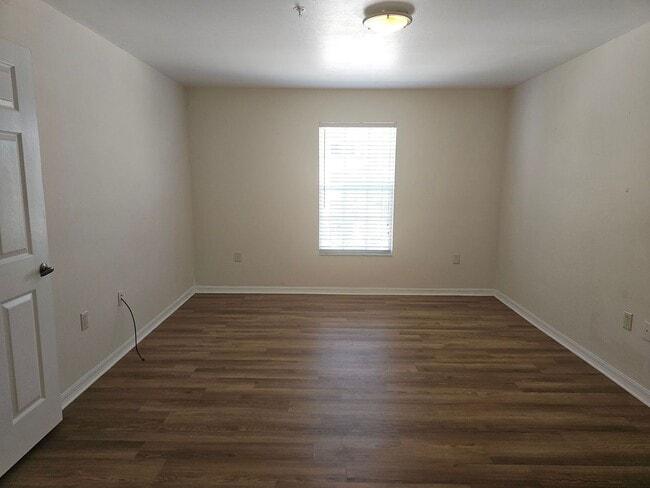 Building Photo - 2/2 Third Floor Condo at Coral Cove W/ Wat...