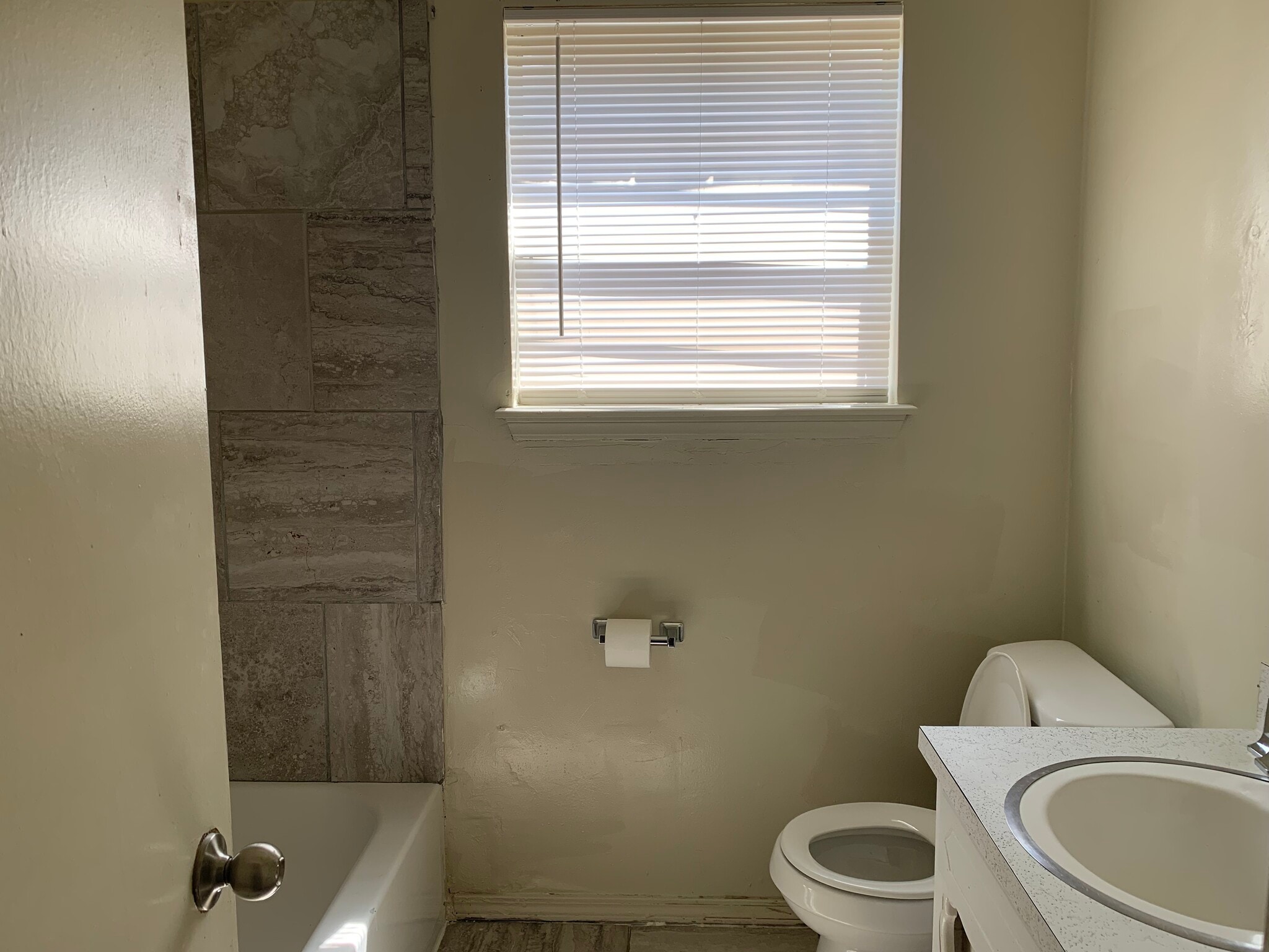 Main Bathroom - 1317 Lakecrest Dr