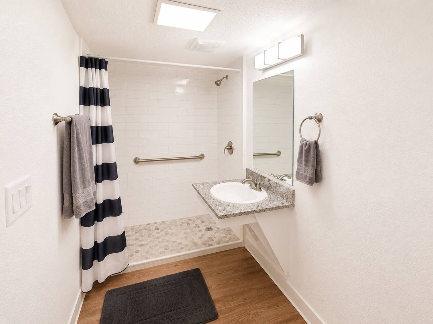 Building Photo - 824 Camino La Costa