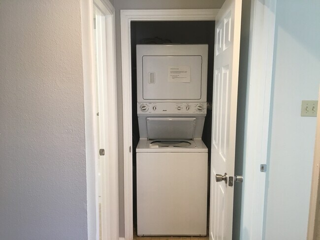 Building Photo - UT PRE LEASE: Updated 2 BR / 2 BA West Cam...